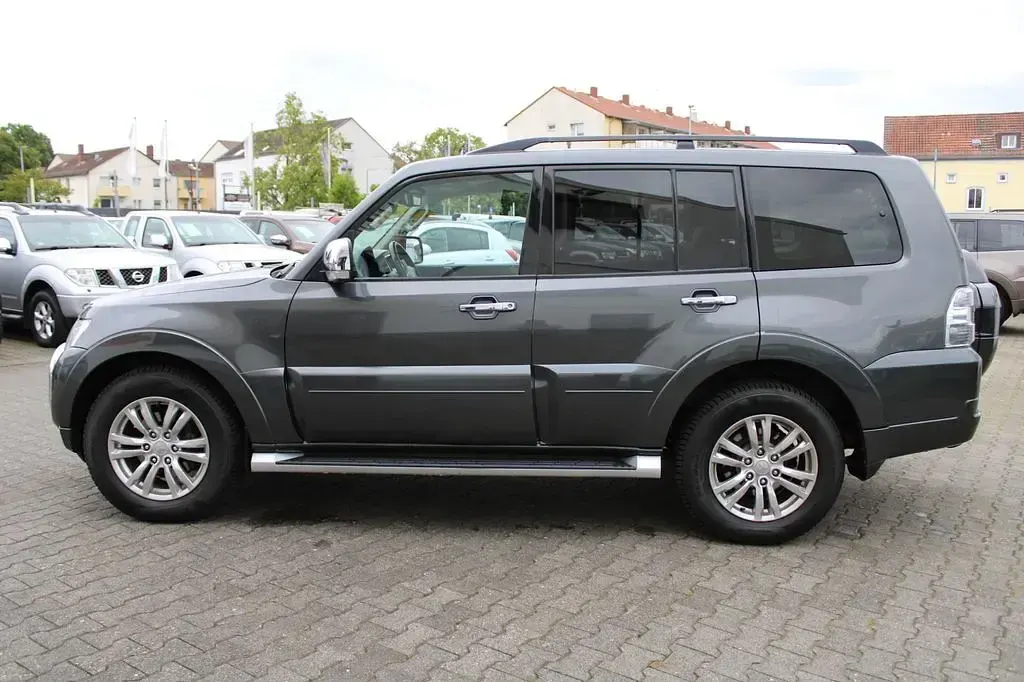 Gebraucht Mitsubishi Pajero Instyle 190 PS (139 kW) 2016 Grau (metallic) SUV