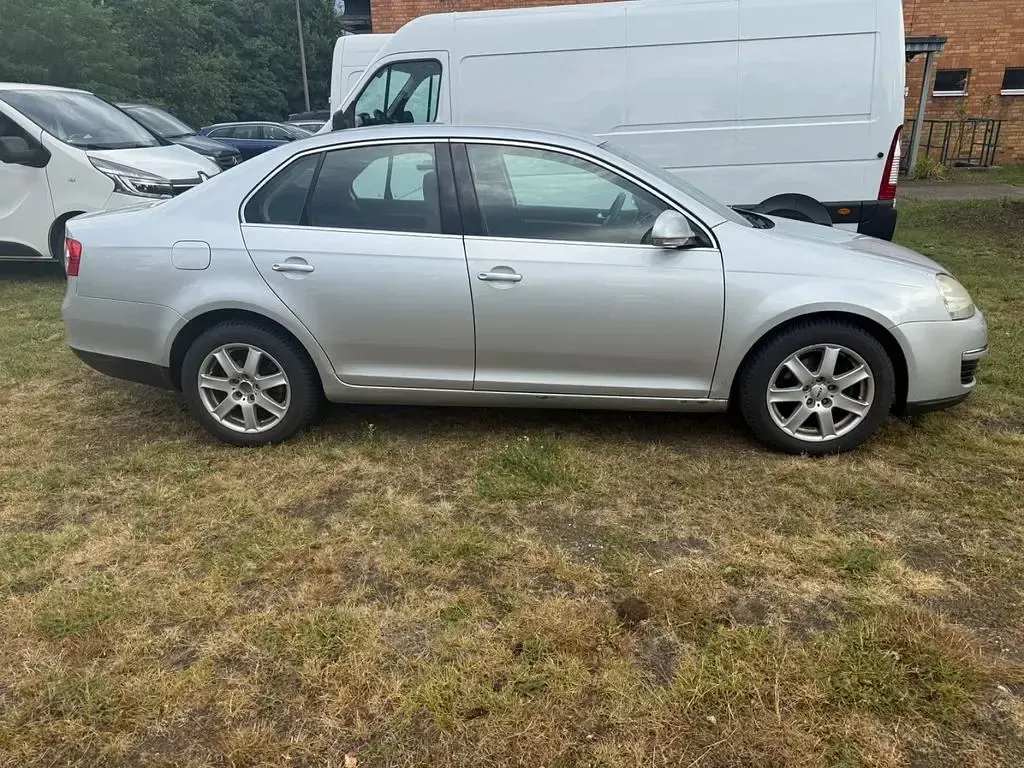 Gebraucht VW Jetta 105 PS (77 kW) 2005 Silber Limousine