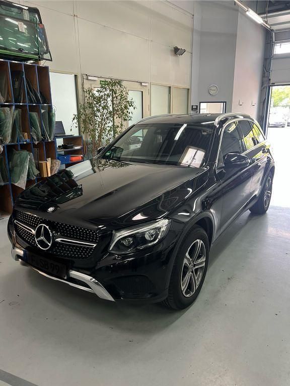 Schwarz Gebraucht 2015 Mercedes GLC250 AMG line SUV | 19.200 € (Fairer Preis) - Bild 1/4