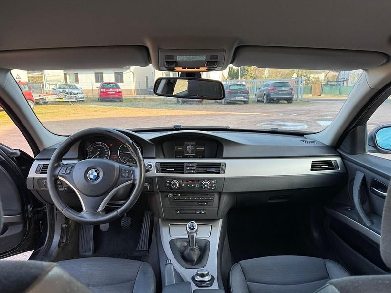 Gebraucht BMW 320 177 PS (130 kW) 2007 Schwarz Kombi