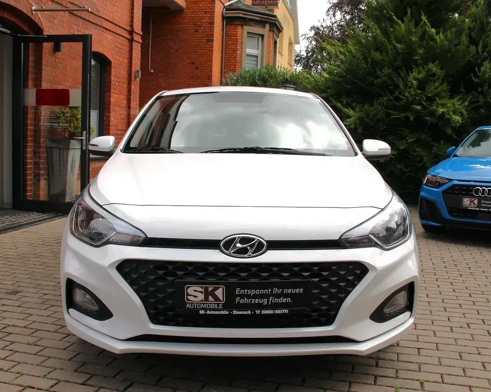 Gebraucht Hyundai i20 Select 101 PS (74 kW) 2019 Weiß Kleinwagen