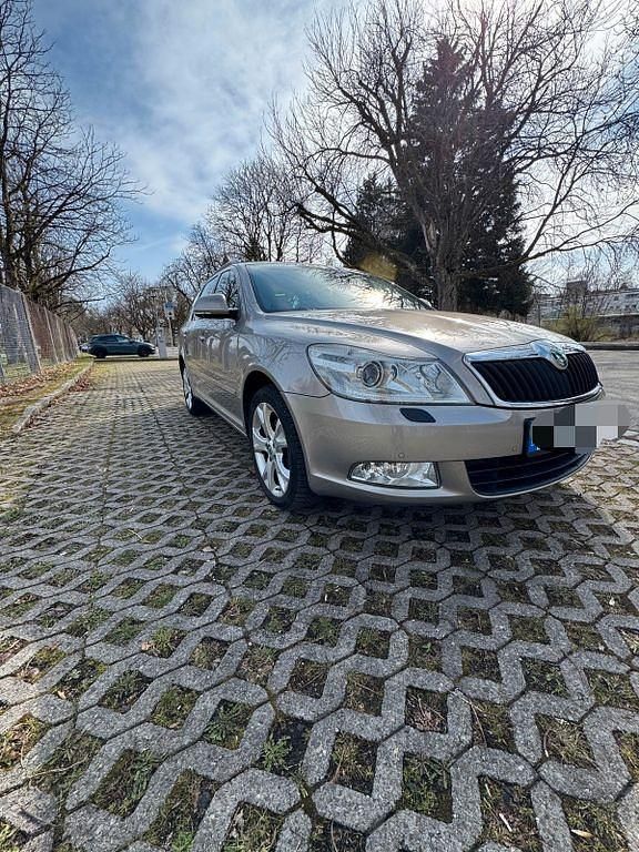 Gebraucht Skoda Octavia Elegance 140 PS (102 kW) 2011 Grau Kombi