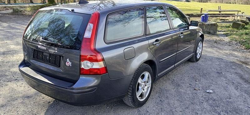 Schwarz Gebraucht 2005 Volvo V50 Momentum Kombi | 2.550 € (Fairer Preis) - Bild 1/4