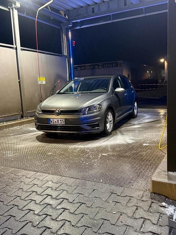 Gebraucht VW Golf VII 131 PS (96 kW) 2019 Grau Kleinwagen