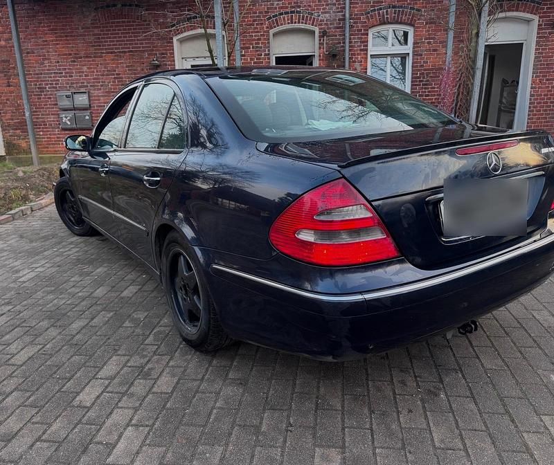 Gebraucht Mercedes E200 122 PS (89 kW) 2003 Blau Limousine