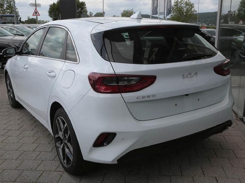 Neu Kia Ceed Spirit 140 PS (102 kW) 2025 Carraraweiß Kleinwagen