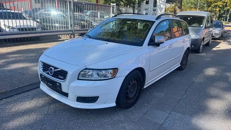 Weiß Gebraucht 2010 Volvo V50 R-Design Kombi | 3.950 € (Fairer Preis) - Bild 1/4
