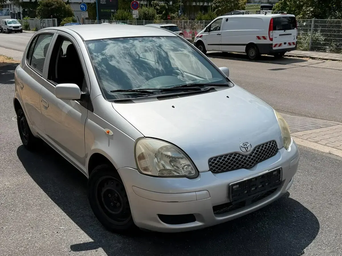 Gebraucht Toyota Yaris Sol 65 PS (47 kW) 2004 Silber Limousine