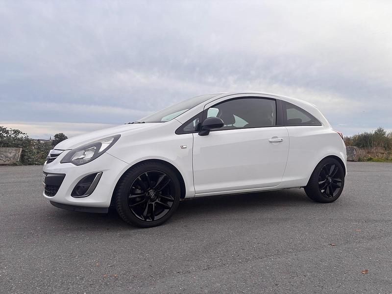 Weiß Gebraucht 2012 Opel Corsa Kleinwagen | 5.500 € (Teuer) - Bild 1/4