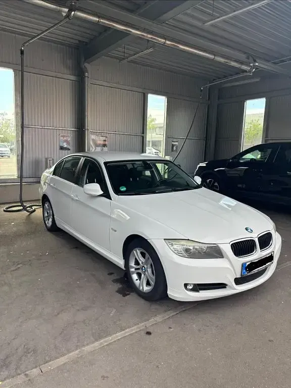 Gebraucht BMW 318 144 PS (105 kW) 2011 Weiß Limousine