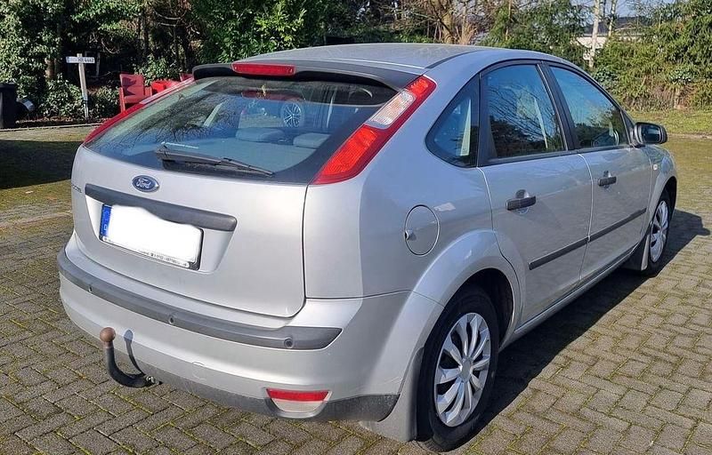 Gebraucht Ford Focus Ambiente 101 PS (74 kW) 2006 Silber Limousine