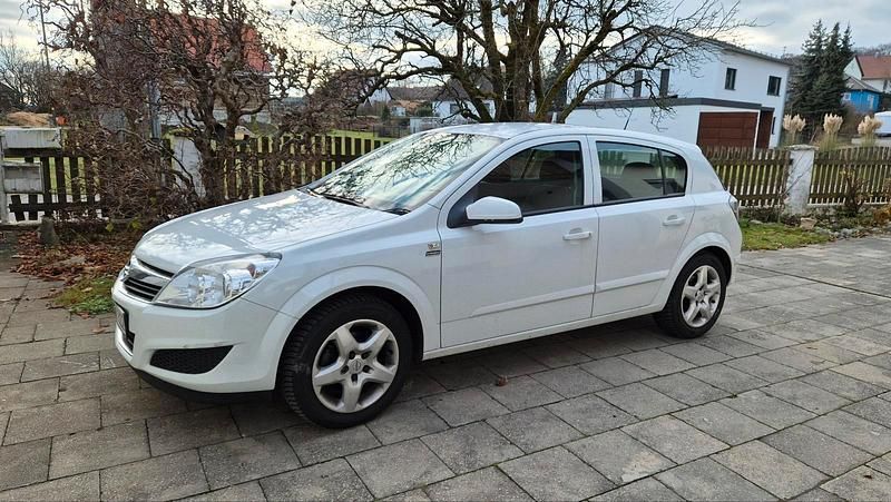 Gebraucht Opel Astra 90 PS (66 kW) 2008 Weiß Limousine