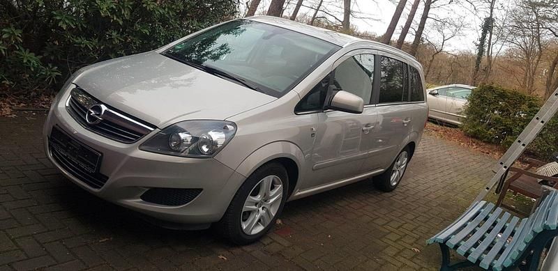 Gebraucht Opel Zafira Edition 140 PS (102 kW) 2010 Silber Van / Kleinbus