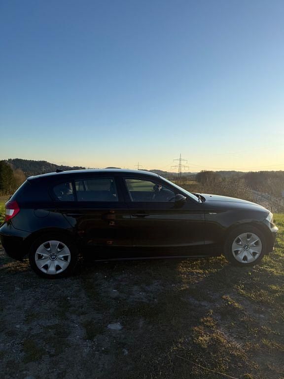 Gebraucht BMW 118 129 PS (94 kW) 2007 Schwarz Kleinwagen