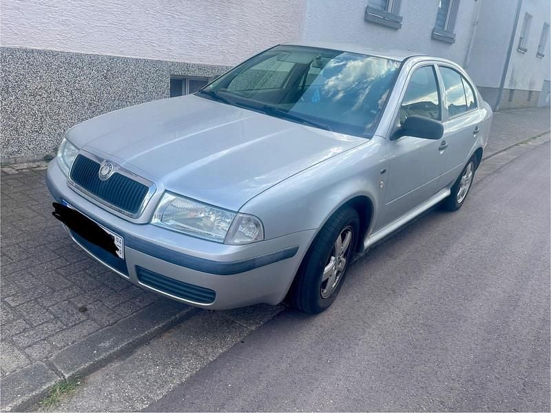 Silber Gebraucht 2003 Skoda Octavia Limousine | 285 € - Bild 1/4