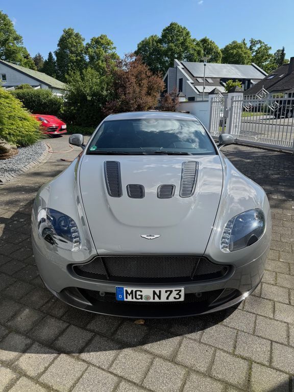 Grau Gebraucht 2016 Aston Martin V12 Vantage Coupé | 134.900 € (Fairer Preis) - Bild 1/4