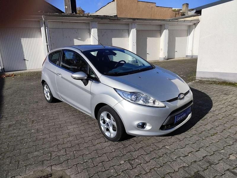 Silber Gebraucht 2011 Ford Fiesta Titanium Van / Kleinbus | 4.600 € - Bild 1/4