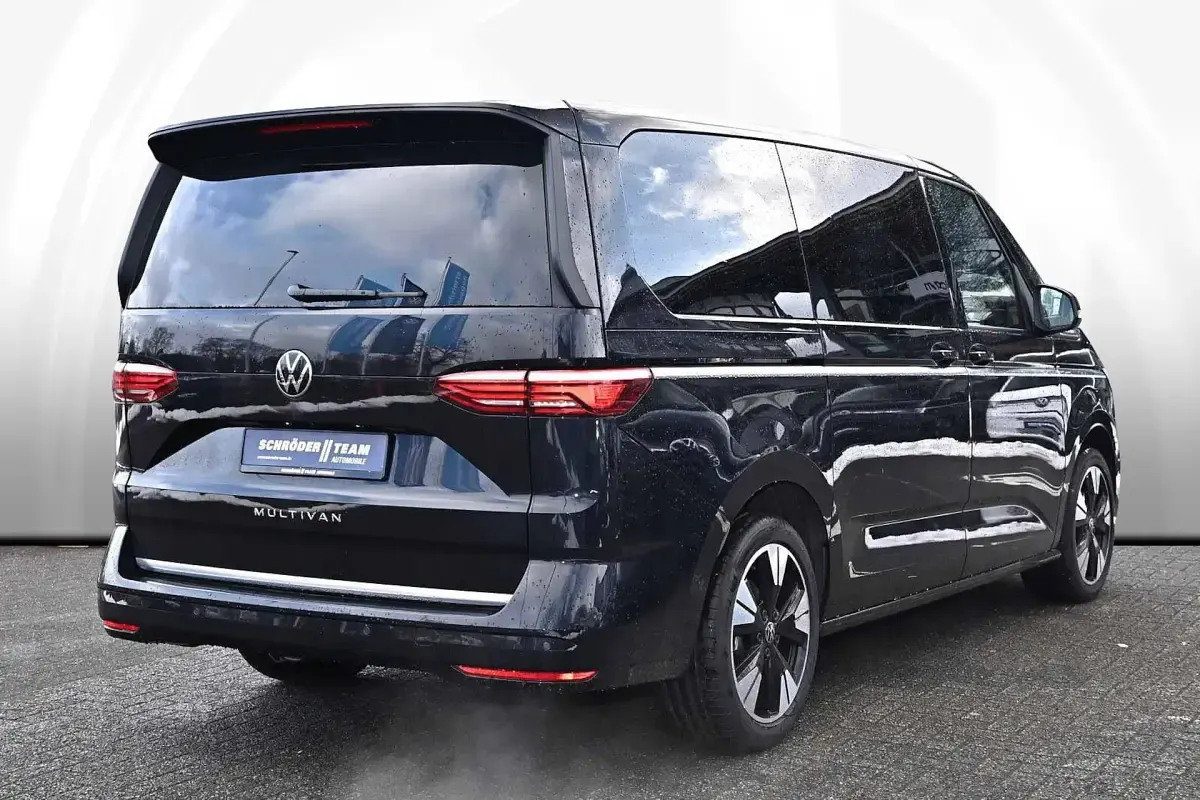 Begagnad VW Multivan Style 150 HK (110 kW) 2024 Svart Minibuss