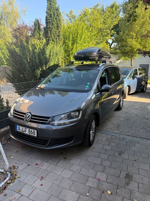 Grau Gebraucht 2012 VW Sharan Trendline Van / Kleinbus | 7.800 € (Guter Preis) - Bild 1/4