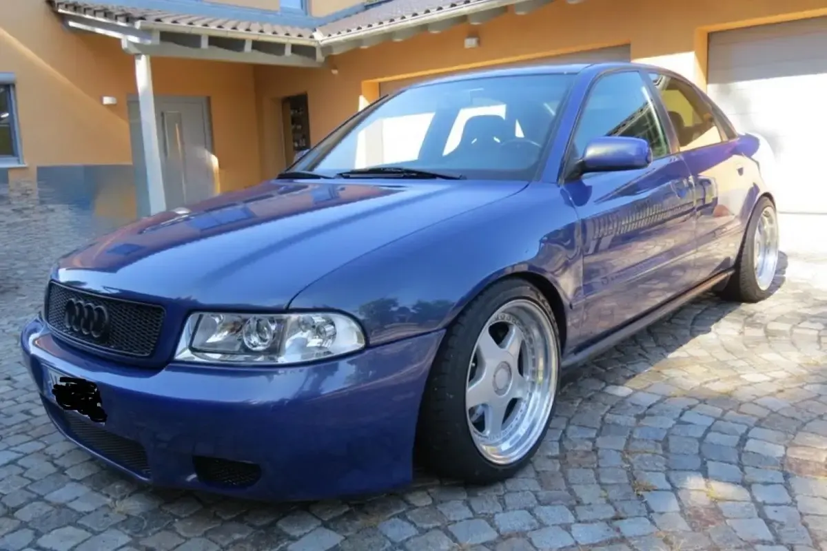 Używany Audi A4 150 KM (110 kW) 1995 Niebieski Sedan/Limuzyna