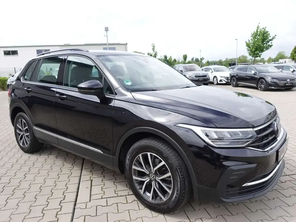 Second-hand VW Tiguan Life 150 CP (110 kW) 2022 Negru SUV
