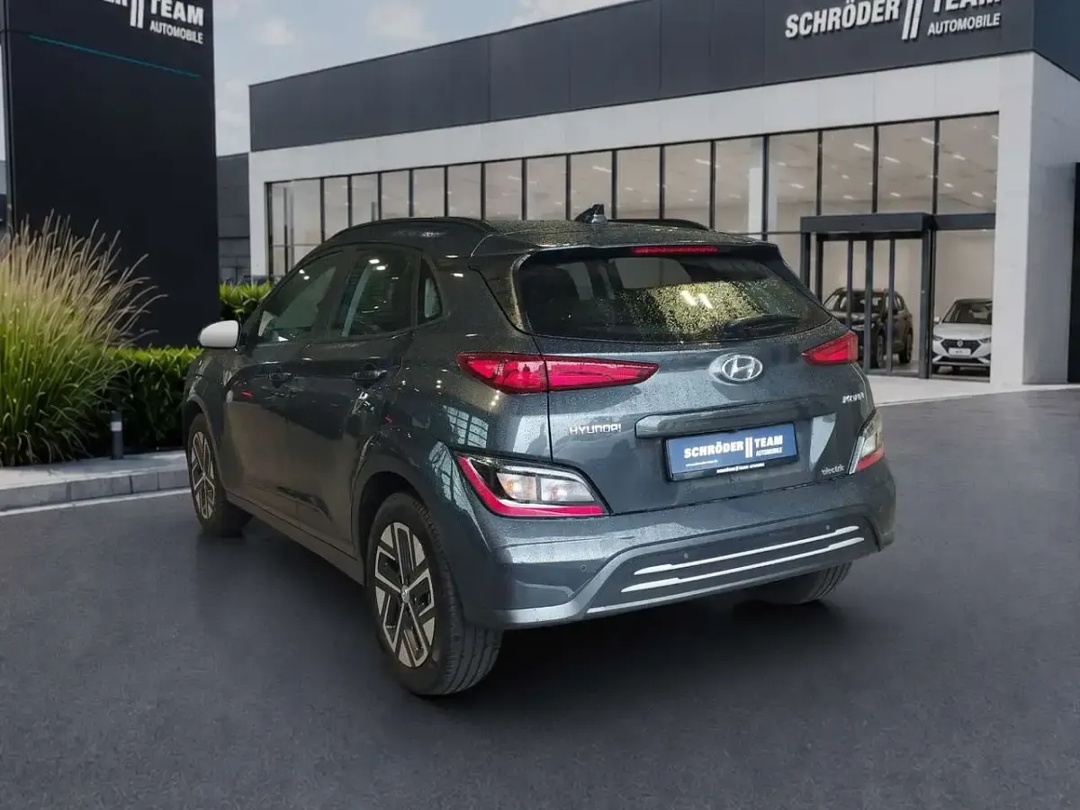 Gebraucht Hyundai Kona Select 100 kW (136 PS) 2022 Dark knight SUV
