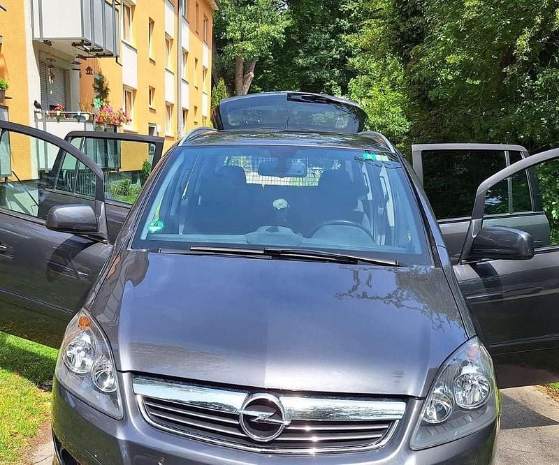 Silber Gebraucht 2011 Opel Zafira Design Edition Van / Kleinbus | 3.900 € (Guter Preis) - Bild 1/4