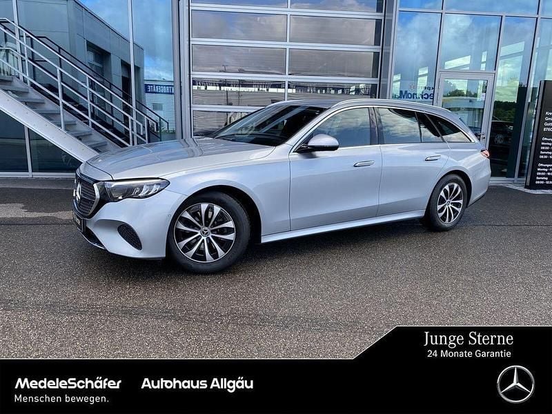 Silber Gebraucht 2024 Mercedes E220 Avantgarde Limousine | 43.860 € - Bild 1/4