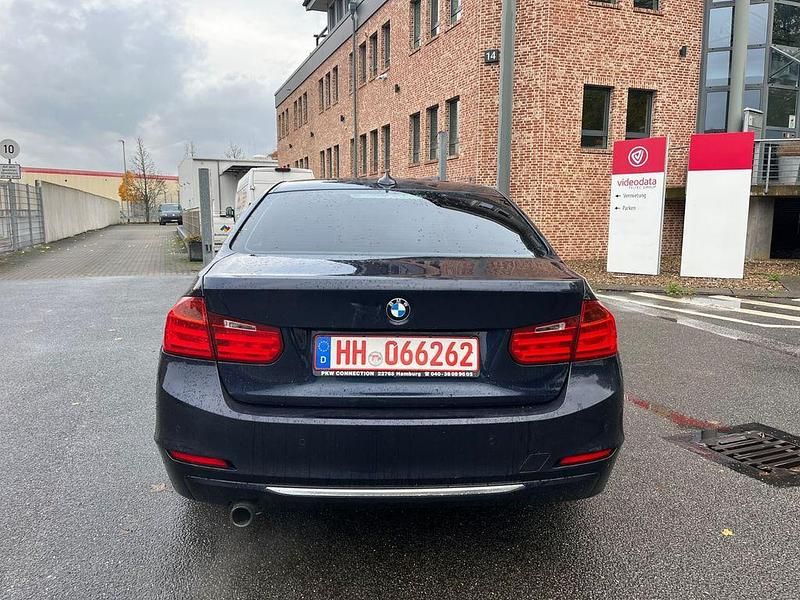 Gebraucht BMW 320 Sport Line 170 PS (125 kW) 2013 Blau Limousine