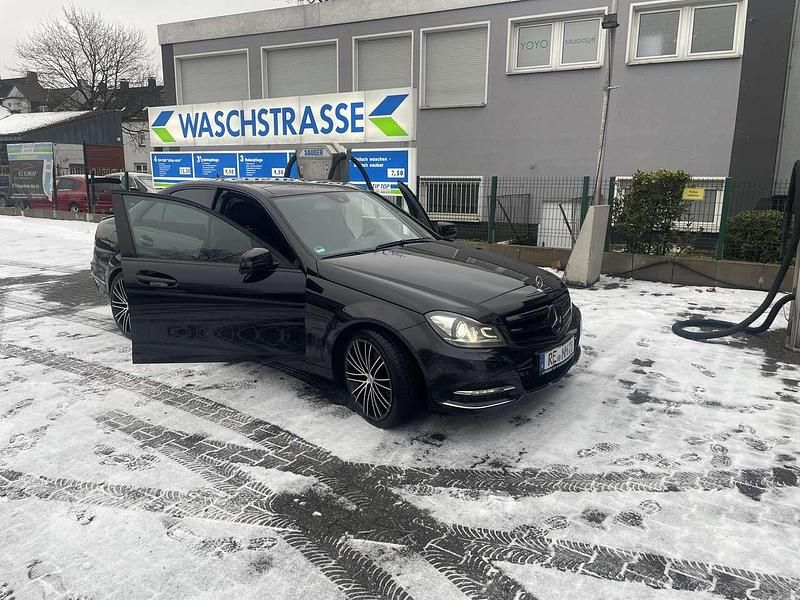 Schwarz Gebraucht 2011 Mercedes C350 Limousine | 11.500 € (Fairer Preis) - Bild 1/4