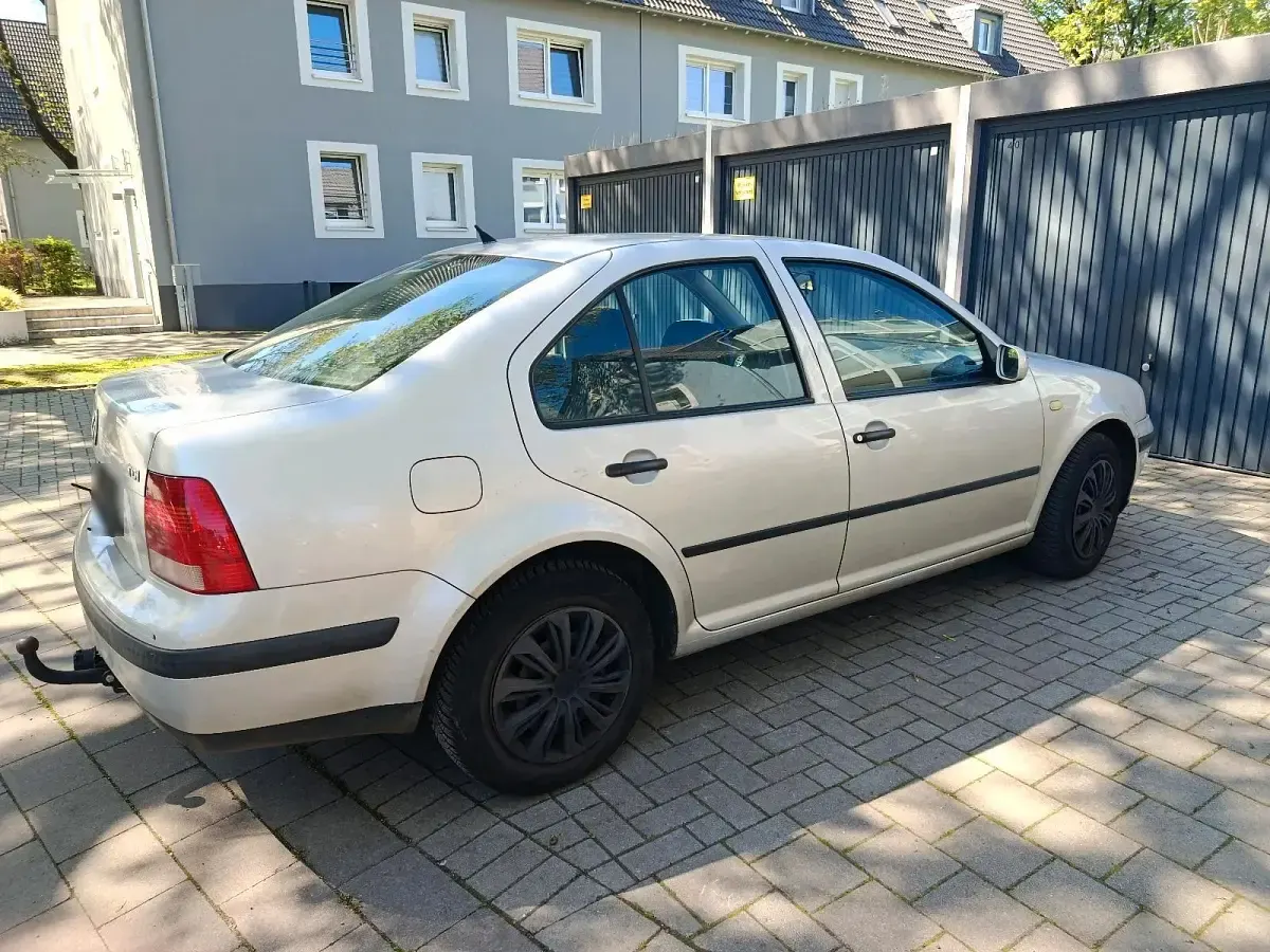 Second-hand VW Bora 90 CP (66 kW) 1998 Argintiu Berlinǎ