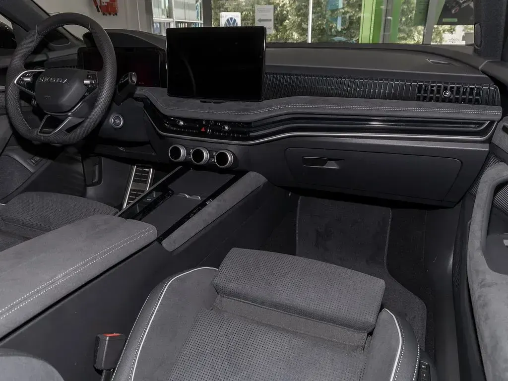 Neu Skoda Superb SportLine 150 PS (110 kW) 2025 Schwarz Kombi