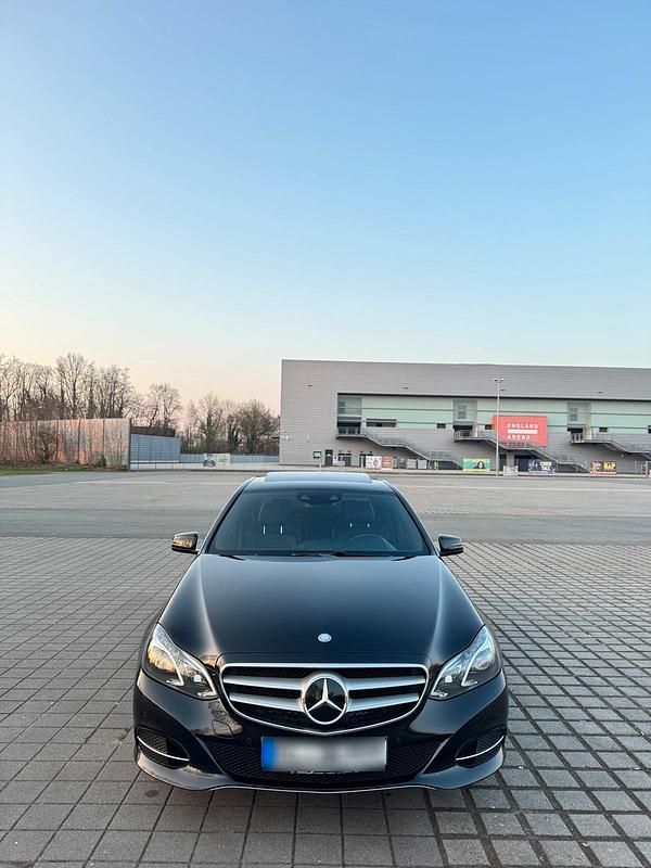 Gebraucht Mercedes E250 204 PS (150 kW) 2015 Schwarz Limousine