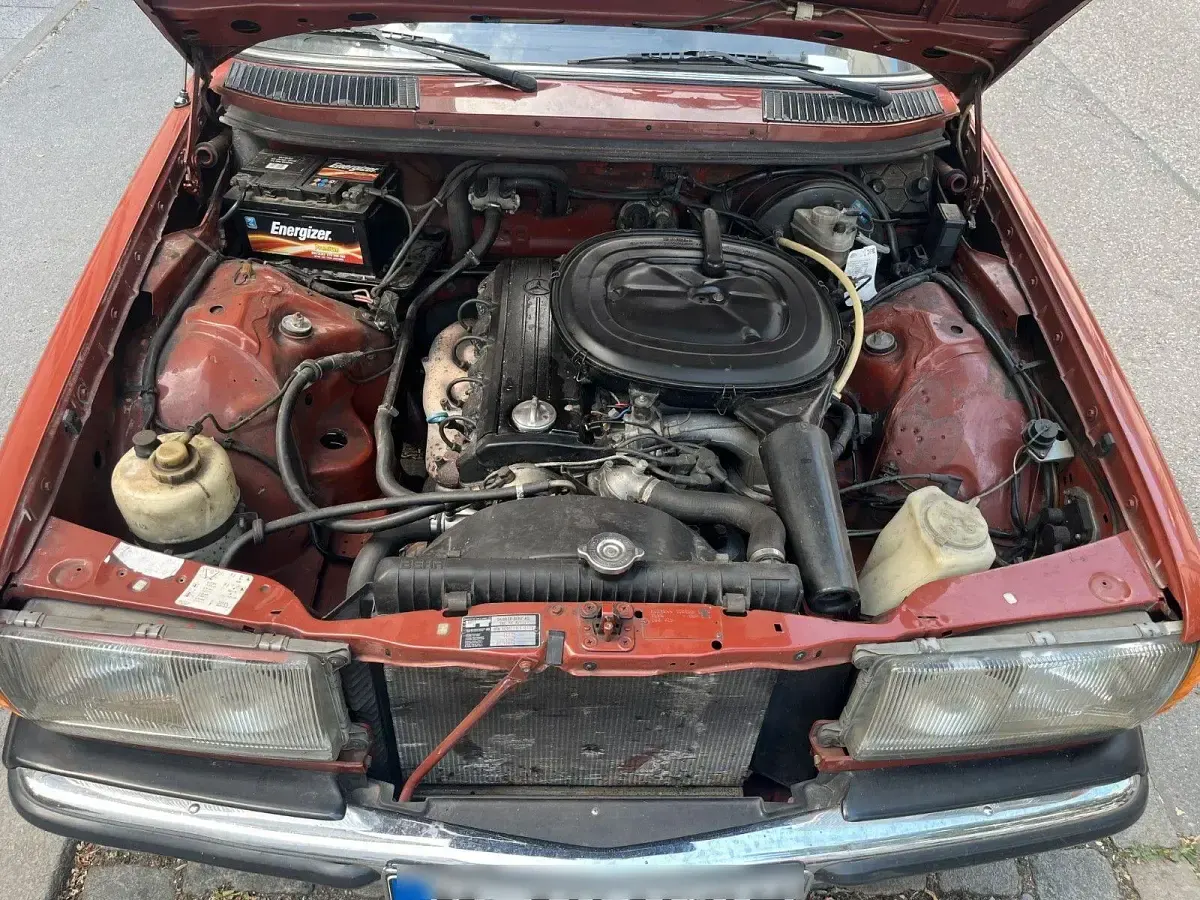 Gebraucht Mercedes 230 136 PS (100 kW) 1984 Rot Kombi