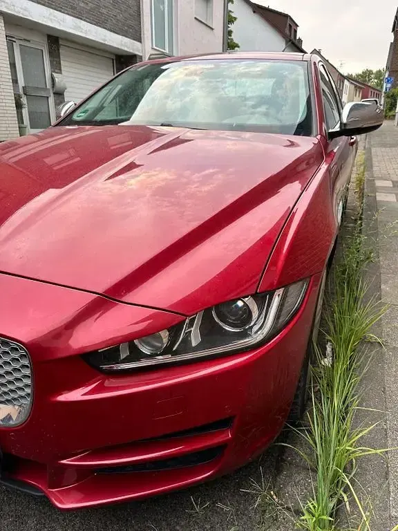 Gebraucht Jaguar XE Prestige 179 PS (131 kW) 2015 Rot Limousine