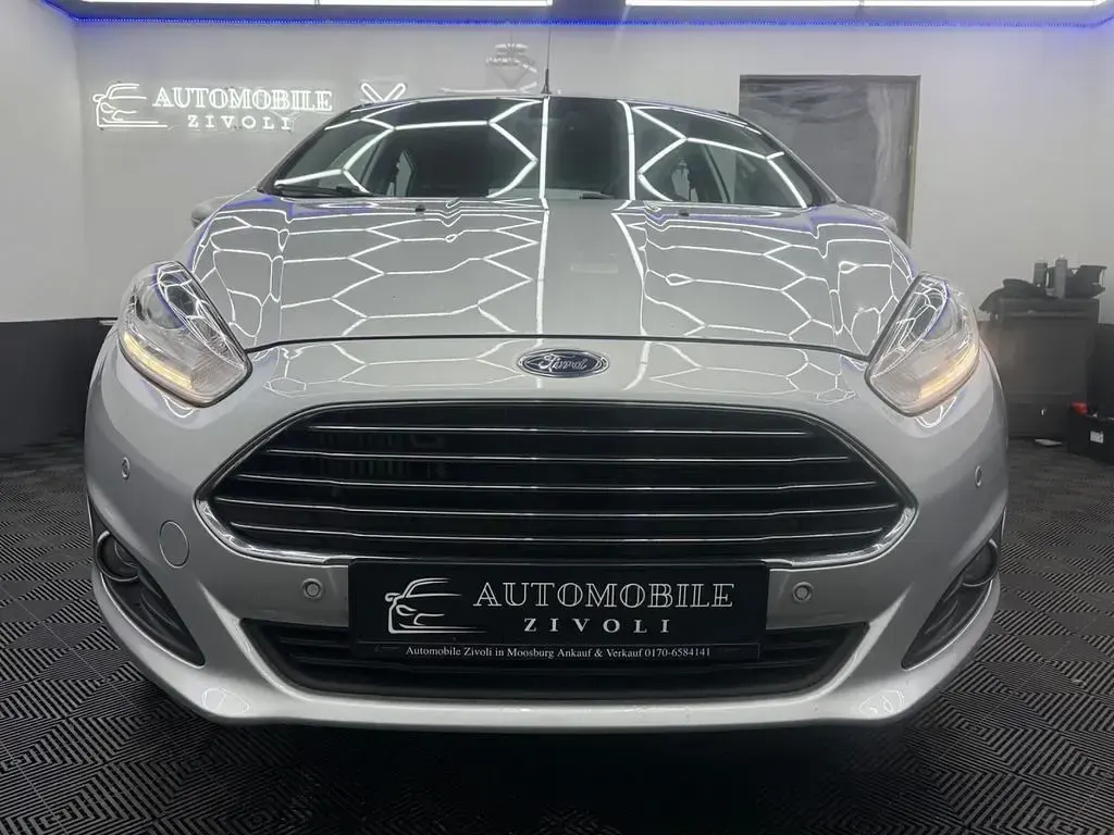Gebraucht Ford Fiesta Titanium 101 PS (74 kW) 2013 Silber Limousine