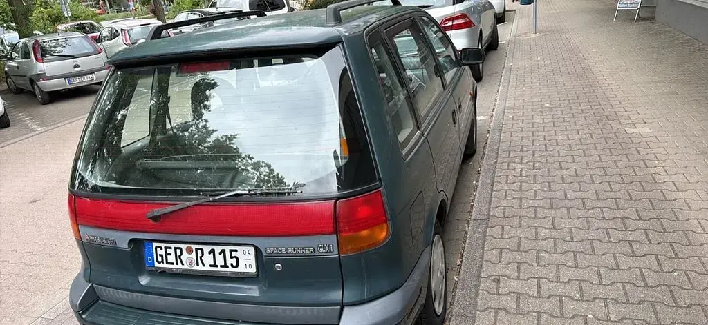 Gebraucht Mitsubishi Space Runner 122 PS (89 kW) 1997 Grün Van / Kleinbus