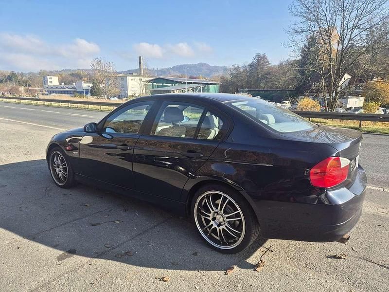 Gebraucht BMW 318 129 PS (94 kW) 2006 Monacoblaumetallic Limousine