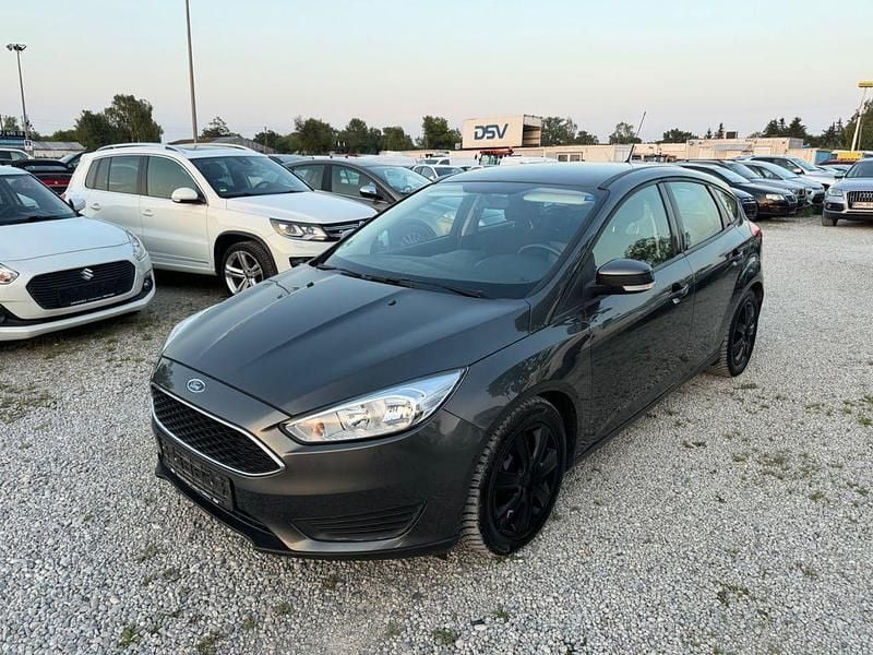 Grau Gebraucht 2015 Ford Focus Trend Limousine | 4.990 € (Superpreis) - Bild 1/4