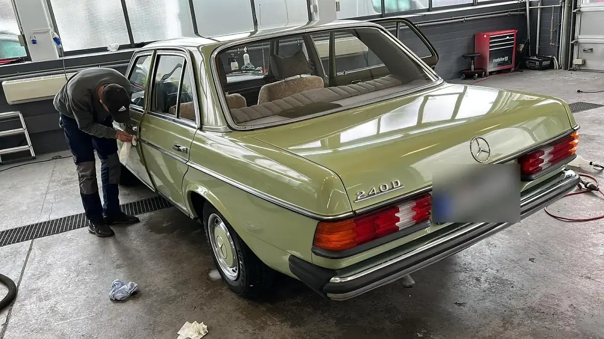 Gebraucht Mercedes 240 65 PS (47 kW) 1977 Grün Limousine
