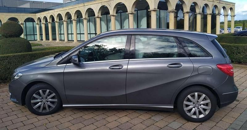 Grau Gebraucht 2013 Mercedes B200 Van / Kleinbus | 13.999 € (Fairer Preis) - Bild 1/4