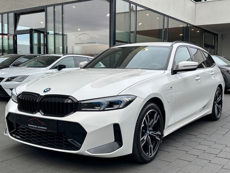 Alpinweiss iii Gebraucht 2024 BMW 330e M Sport Kombi | 42.890 € (Fairer Preis) - Bild 1/4