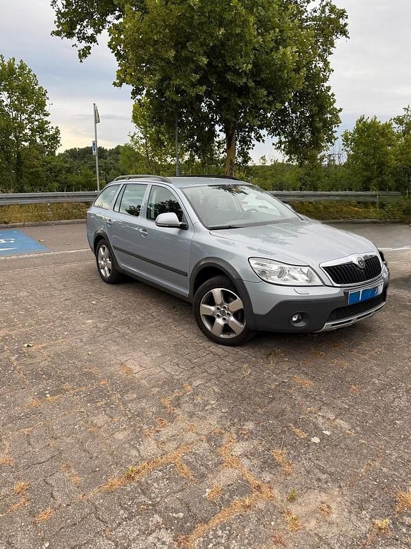 Blau Gebraucht 2011 Skoda Octavia Kombi | 12.500 € (Fairer Preis) - Bild 1/4