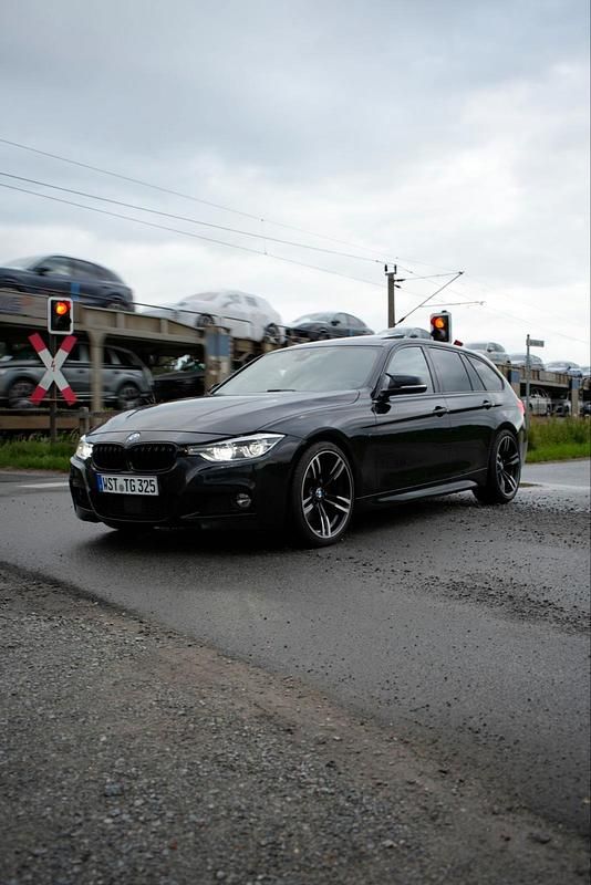 Schwarz Gebraucht 2017 BMW 325 M Sport Kombi | 18.490 € (Fairer Preis) - Bild 1/4