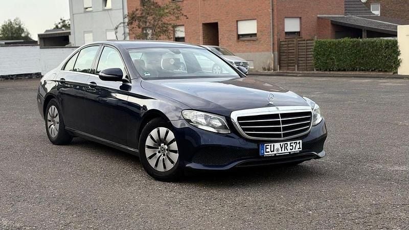 Blau Gebraucht 2019 Mercedes E200 Limousine | 9.500 € (Superpreis) - Bild 1/4