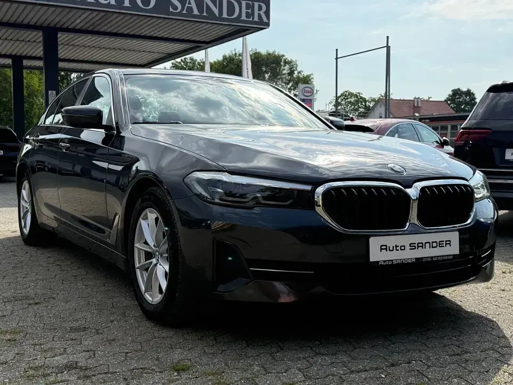 Gebraucht BMW 520 Sport Line 190 PS (139 kW) 2023 Grau Limousine