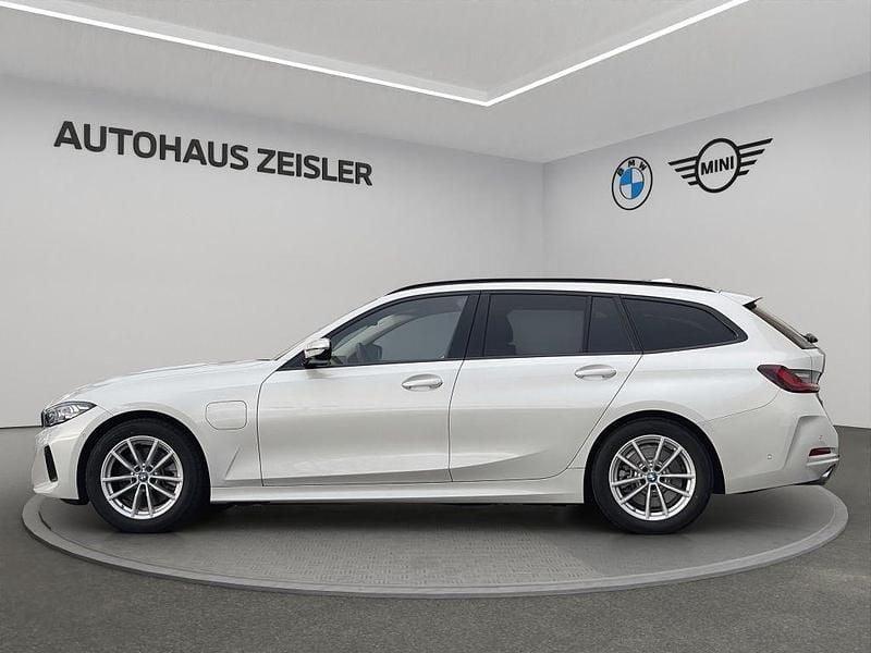 Gebraucht BMW 330e Sport Line 184 PS (135 kW) 2024 Mineralweiß Kombi