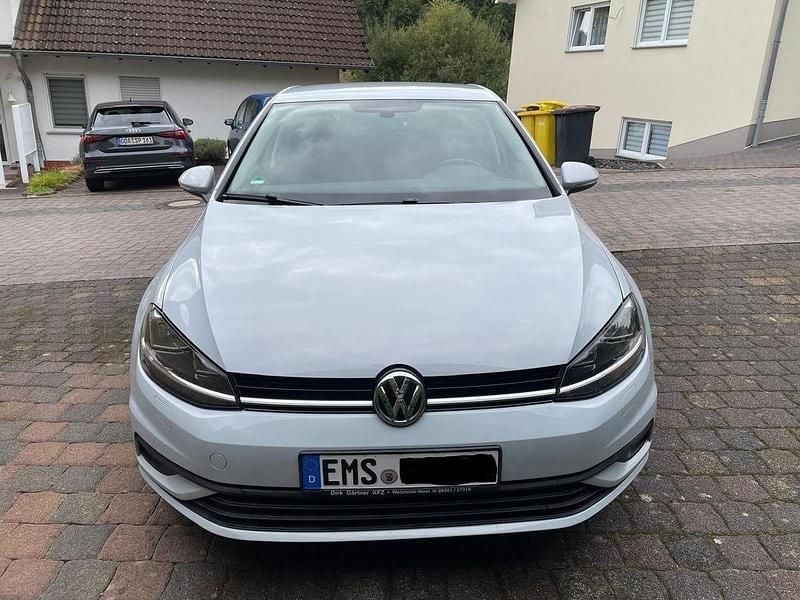 Weiß Gebraucht 2018 VW Golf VII Trendline Limousine | 10.000 € (Guter Preis) - Bild 1/4