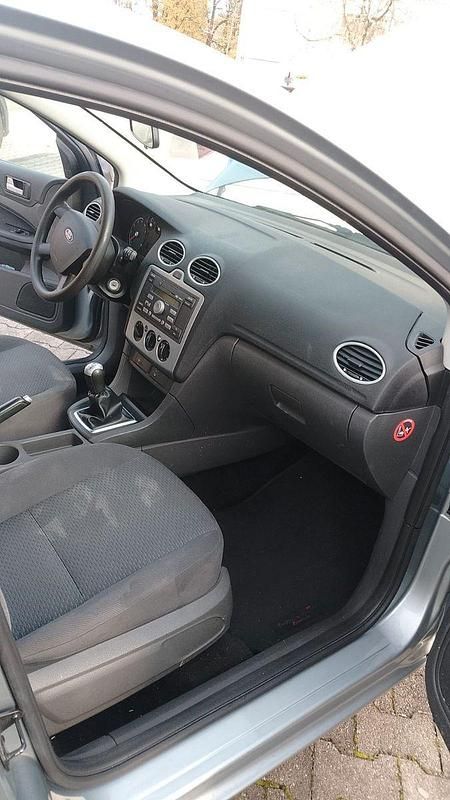 Grau Gebraucht 2005 Ford Focus Trend Kombi | 2.000 € (Fairer Preis) - Bild 1/4