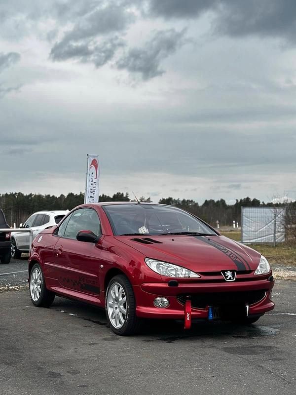 Rot Gebraucht 2003 Peugeot 206 CC Cabrio | 2.200 € (Etwas zu teuer) - Bild 1/4